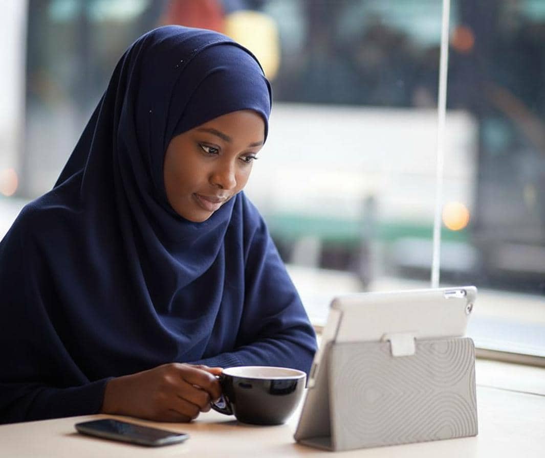 Cresdig student watching the classes online