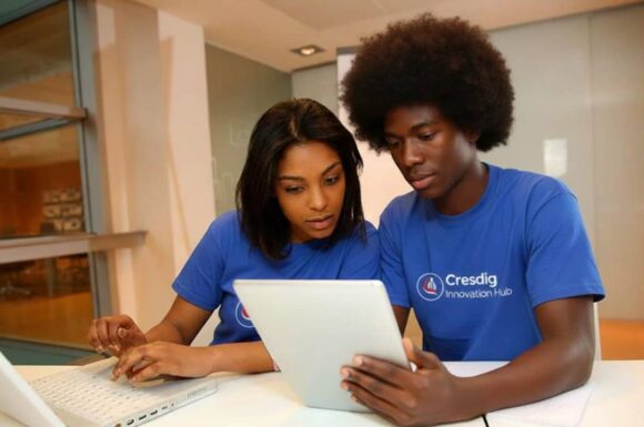 Cresdig Student working together
